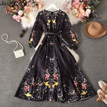Женское платье с цветочным узором.