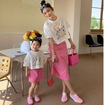 Новые летние одинаковые комплекты для семьи, футболка в корейском стиле с мультяшными буквами и однотонная юбка, комплект для мамы и дочки H2289