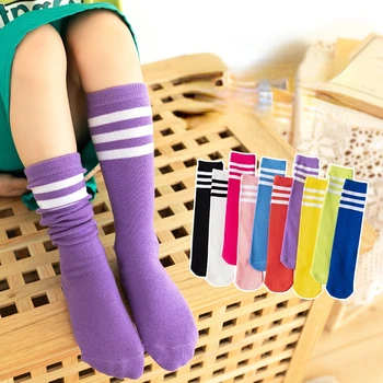 2022 носки для девочек Новые хлопчатобумажные носки в полоску ярких цветов для девочек и мальчиков, длинные носки до колена, детские школьные спортивные носки для девочек, детские